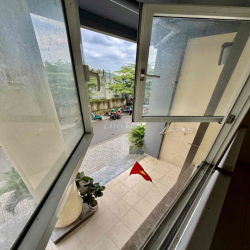 Shop Ngay mặt tiền cổng chính chung cư Dreamhome. Giá thuê 12 triệu.