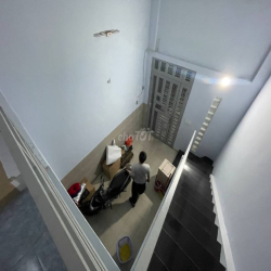 Share nguyên 1 tầng trong nhà nguyên căn 3 tầng