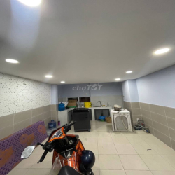 Share nguyên 1 tầng trong nhà nguyên căn 3 tầng