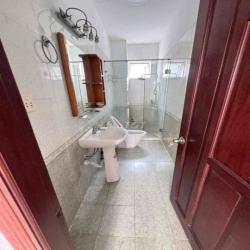Cho thuê Toà Nhà 4 Tầng MT Phan văn hớn 8x30 6 phòng sân đậu 5 Oto