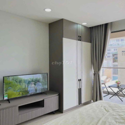 Masteri Millennium studio có ban công đầy đủ nội thất