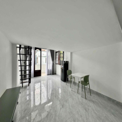 cho thuê DUPLEX Ban Công trần cao 2m - 45m2 - Quận 3