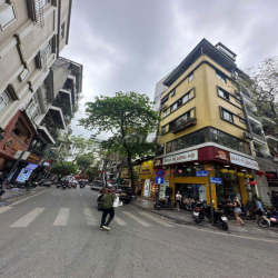 Binhbds cho thuê nhà mặt phố lô góc Hoàn Kiếm DTSD 250m2 38tr/ tháng