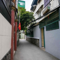 Cho thuê nhà nguyên căn 2 tầng hxh, có ban công & sân để xe