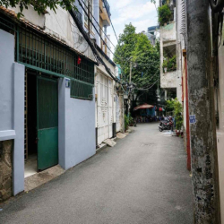 Cho thuê nhà nguyên căn 2 tầng hxh, có ban công & sân để xe