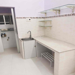 Cho thuê nhà nguyên căn 2 tầng hxh, có ban công & sân để xe