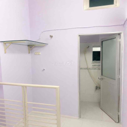 Cho thuê nhà nguyên căn 2 tầng hxh, có ban công & sân để xe