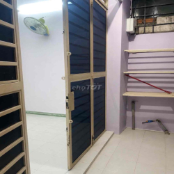 Cho thuê nhà nguyên căn 2 tầng hxh, có ban công & sân để xe