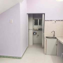 Cho thuê nhà nguyên căn 2 tầng hxh, có ban công & sân để xe