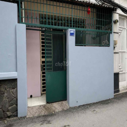 Cho thuê nhà nguyên căn 2 tầng hxh, có ban công & sân để xe