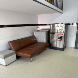 Nhượng lại phòng đang trống sẵn, đầy đủ nội thất, có gác, ban công