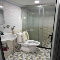 Nhượng lại phòng đang trống sẵn, đầy đủ nội thất, có gác, ban công