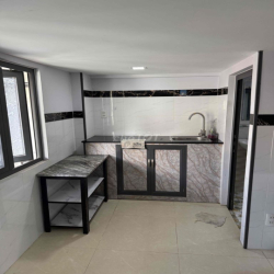 Nhượng lại phòng đang trống sẵn, đầy đủ nội thất, có gác, ban công