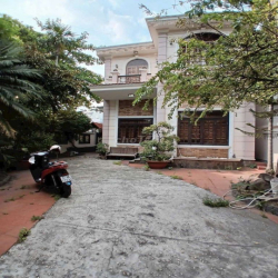 BIỆT THỰ KIỂU PHÁP VIP BÊN SÔNG HBC – 300M² – GARA Ô TÔ – 4PN 