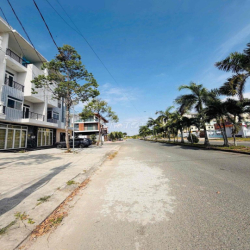 Nhà mới 3 lầu 4pn 4 máy lạnh KdC 586