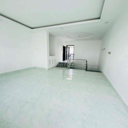 Nhà mới 3 lầu 4pn 4 máy lạnh KdC 586