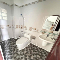 Nhà mới 3 lầu 4pn 4 máy lạnh KdC 586