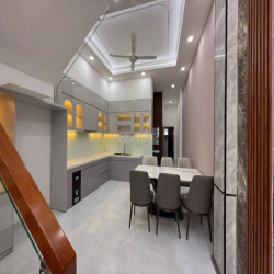 Nhà 1 trệt 2 lầu 5p ngủ bình chuẩn thuận an bình dương