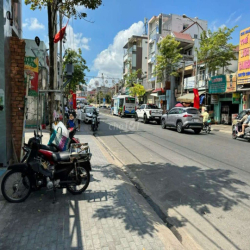 CHO THUÊ NHÀ 7 X 30, 3 LẦU MẶT TIỀN CMT8 NGAY NGÃ 6 TDM