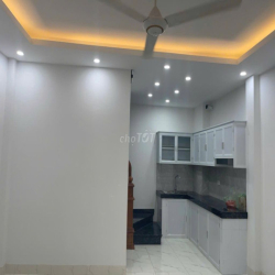 Cho thuê nhà Gia Quất, 35m, ô tô, nhà mới, full đồ ở ngay. Giá 8tr