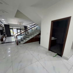 NHÀ 3 TẦNG LÊ VĂN THỊNH- CÓ NỘI THẤT