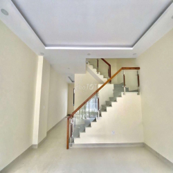 13tr nhà phố 1 trệt 3 lầu sẵn máy lạnh trống sẵn