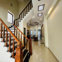 Cho thuê nhà nguyên căn 7 ngủ khép kín phố Văn Cao, DT: 80m2.