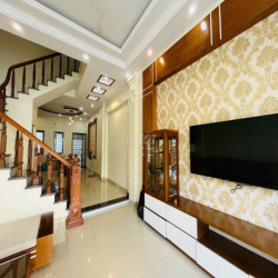 Cho thuê nhà nguyên căn 7 ngủ khép kín phố Văn Cao, DT: 80m2.