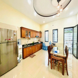 Cho thuê nhà nguyên căn 7 ngủ khép kín phố Văn Cao, DT: 80m2.