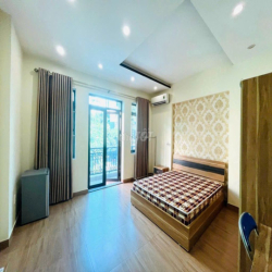 Cho thuê nhà nguyên căn 7 ngủ khép kín phố Văn Cao, DT: 80m2.