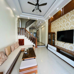 Cho thuê nhà nguyên căn 7 ngủ khép kín phố Văn Cao, DT: 80m2.