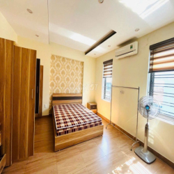 Cho thuê nhà nguyên căn 7 ngủ khép kín phố Văn Cao, DT: 80m2.