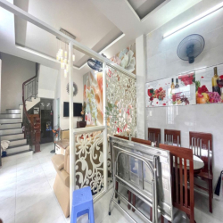 CHO THUÊ NHÀ NGUYÊN CĂN 4 TẦNG MẶT TIỀN NAM NHA TRANG GIÁ 10 TRIỆU