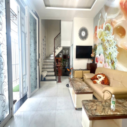 CHO THUÊ NHÀ NGUYÊN CĂN 4 TẦNG MẶT TIỀN NAM NHA TRANG GIÁ 10 TRIỆU