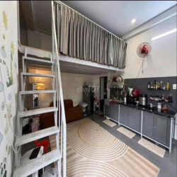 Ban Công Sát Metro, Q1, HIU , UEF, ở được 2-3 Người, Điện Nước Rẻ