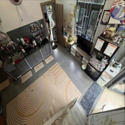 Ban Công Sát Metro, Q1, HIU , UEF, ở được 2-3 Người, Điện Nước Rẻ