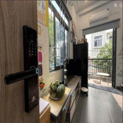 Ban Công Sát Metro, Q1, HIU , UEF, ở được 2-3 Người, Điện Nước Rẻ