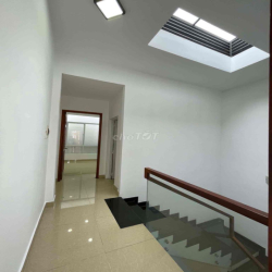 NHÀ QL13 NGAY VẠN PHÚC. TRỆT LỬNG 2 LẦU 4PN 4WC ( XE HƠI ĐỖ CỬA )