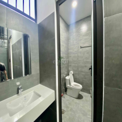 CHO THUÊ NHÀ KINH DOANH 4 TẦNG MẶT ĐƯỜNG THÍCH QUẢNG ĐỨC CÓ THANG MÁY