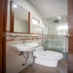 Cho thuê căn hộ ban công - máy giặt riêng mặt tiền Trường Sa Q3