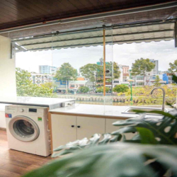 Cho thuê căn hộ ban công - máy giặt riêng mặt tiền Trường Sa Q3