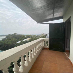 Cho thuê nhà Ngọc Thuỵ, Ô tô vào, Sân vườn, full nội thất. Giá 5,5tr