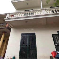 Cho thuê nhà Ngọc Thuỵ, Ô tô vào, Sân vườn, full nội thất. Giá 5,5tr