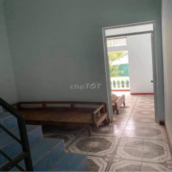 Cho thuê nhà Ngọc Thuỵ, Ô tô vào, Sân vườn, full nội thất. Giá 5,5tr