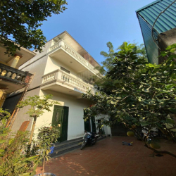 Cho thuê nhà Ngọc Thuỵ, Ô tô vào, Sân vườn, full nội thất. Giá 5,5tr