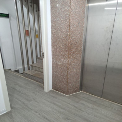 Nhà mặt phố Trần Quốc Hoàn - 50m2 x 6 tầng 1 hầm, thông sàn, Thang máy