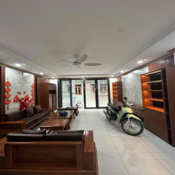 cho thuê nhà Vương Thừa Vũ( kinh doanh. thang máy). S:40m.7T. 25 tr/T