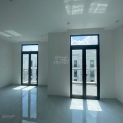 Nhà phố Vinhomes Diện tích lớn 144m² Thang máy nhà mới hoàn thiện