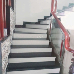 cho thuê nguyên căn MT 3.5 lầu nhà mới ngay võ văn kiệt ADV