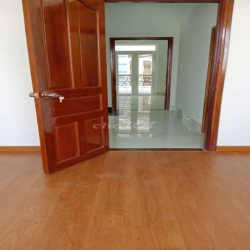 cho thuê nguyên căn MT 3.5 lầu nhà mới ngay võ văn kiệt ADV